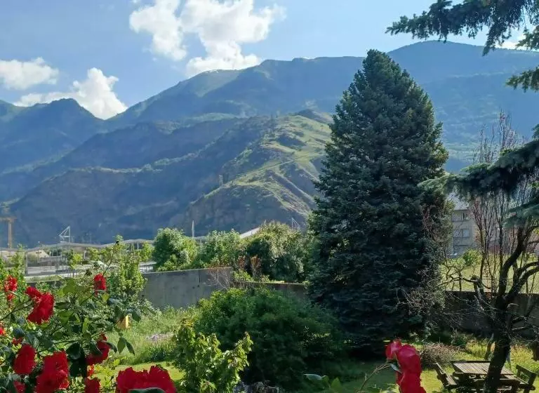 Aamiaismajoitus (B&B) Chalet Les Cols   Chambres Avec Terrasse & Jardin   Proche De La Nouvelle Gare