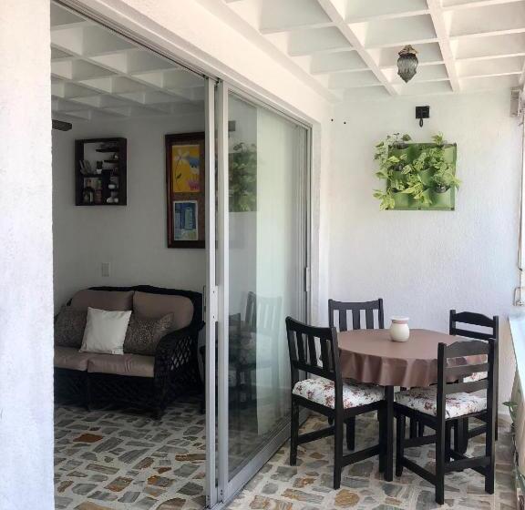 Sobre Costera, 1min La Quebrada, 3m Playas/yates