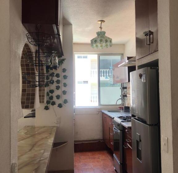 Sobre Costera, 1min La Quebrada, 3m Playas/yates