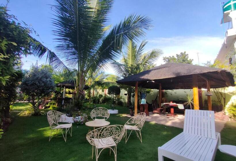 הוסטל Sunshine Paradise Inn