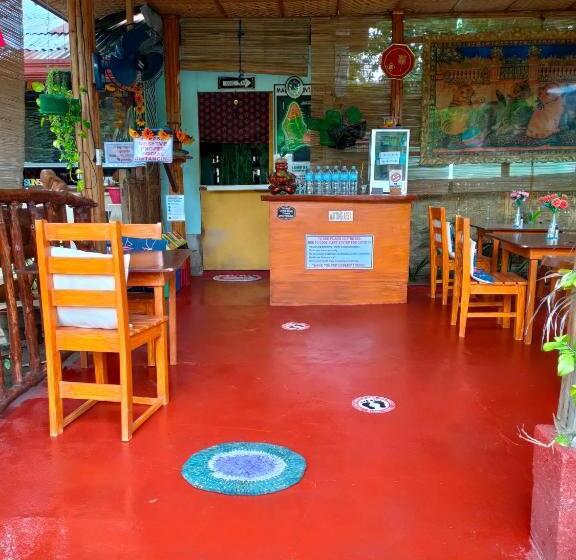 הוסטל Sunshine Paradise Inn