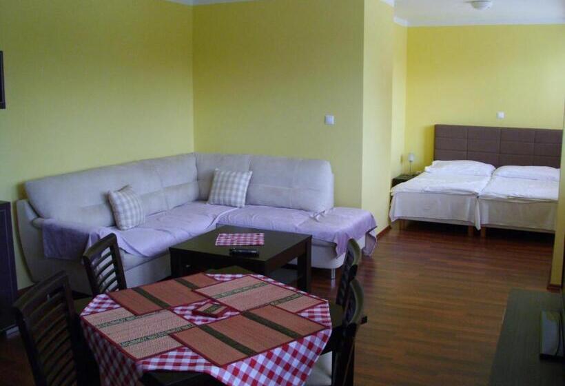 ペンション Guest House Mladosť