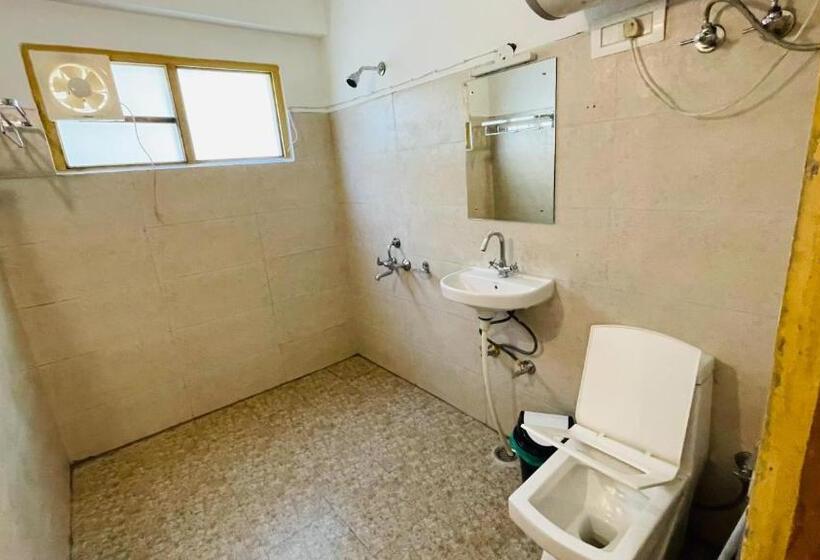 Albergue Madpackers Jibhi Of Streamsides & Waterfalls