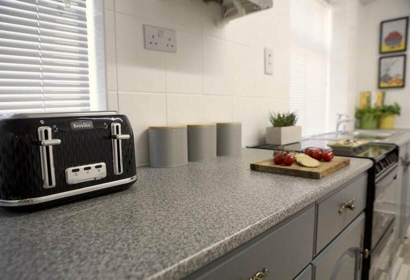 The Flintshire   North Wales   Sleeps Up To 9