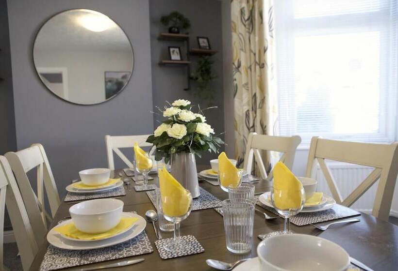 The Flintshire   North Wales   Sleeps Up To 9