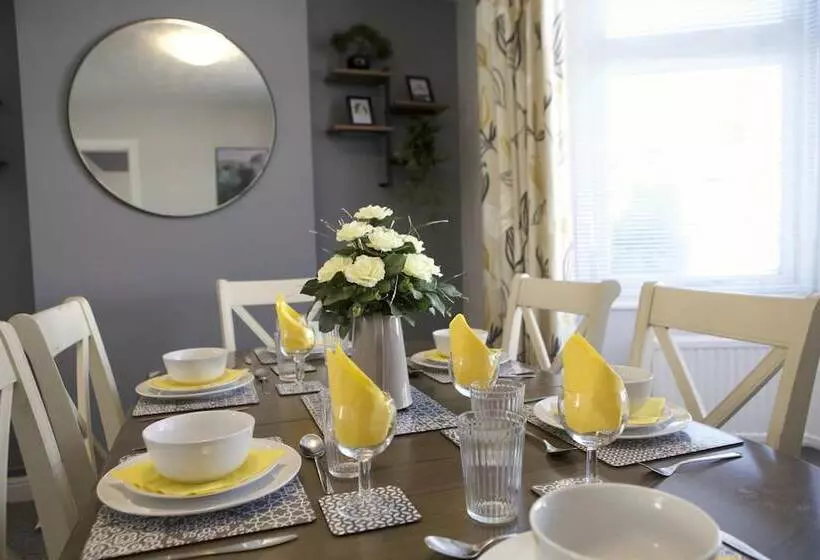 The Flintshire   North Wales   Sleeps Up To 9