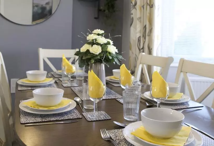 The Flintshire   North Wales   Sleeps Up To 9