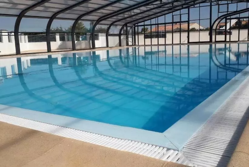 Vacances A 6 Dans Un Domaine Avec Piscine Chauffee