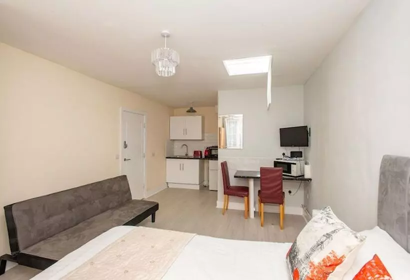 Newly Refurbished Studio, 20 Mins To London Bridge