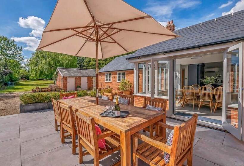 Luxury Home With Large Garden   The School House