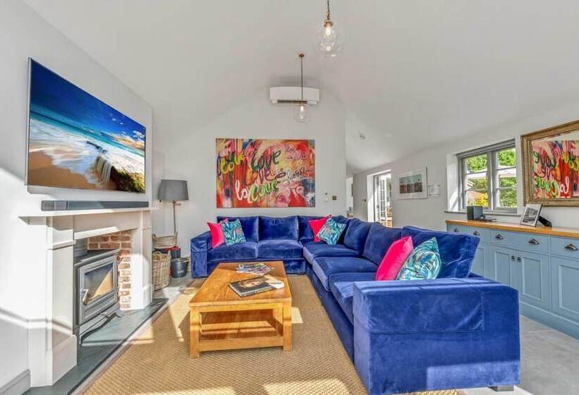 Luxury Home With Large Garden   The School House