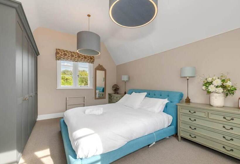 Luxury Home With Large Garden   The School House