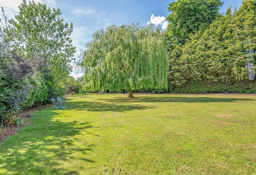Luxury Home With Large Garden   The School House