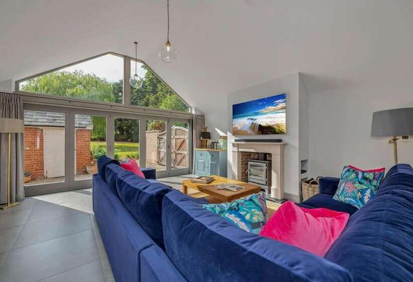 Luxury Home With Large Garden   The School House