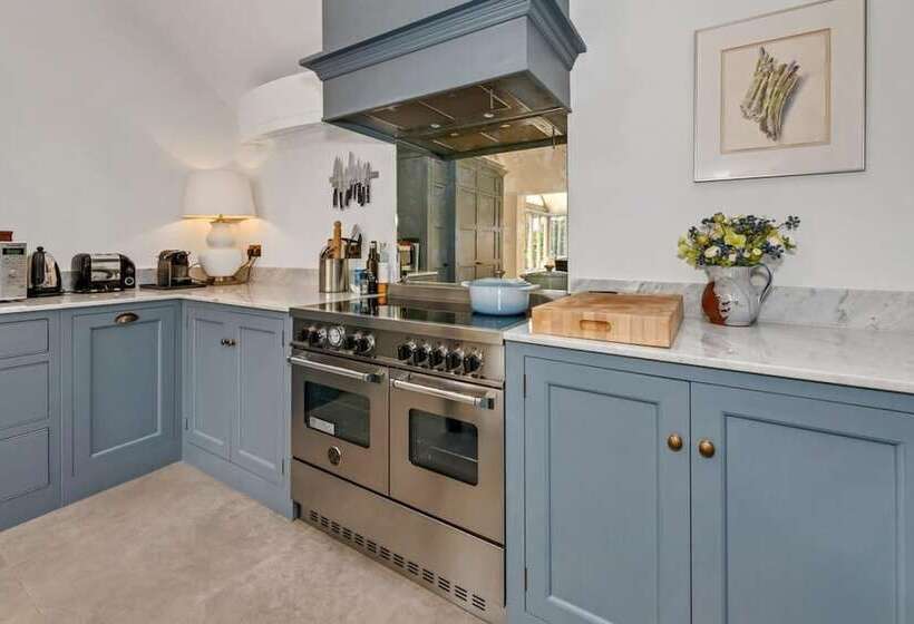 Luxury Home With Large Garden   The School House