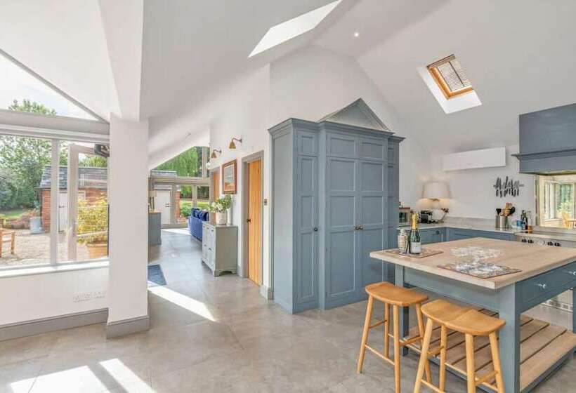 Luxury Home With Large Garden   The School House