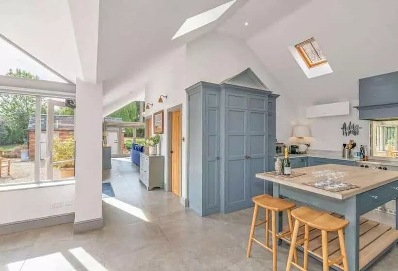 Luxury Home With Large Garden   The School House