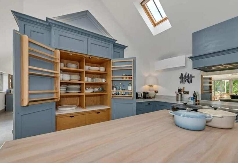 Luxury Home With Large Garden   The School House