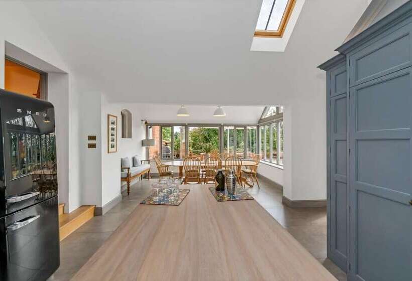 Luxury Home With Large Garden   The School House