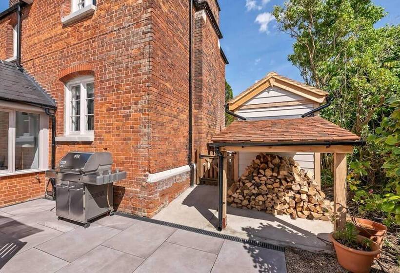 Luxury Home With Large Garden   The School House