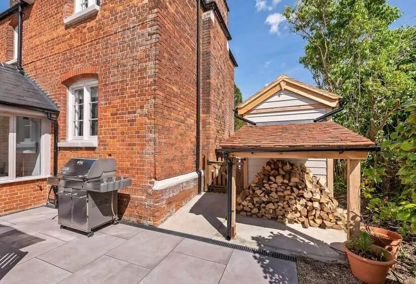 Luxury Home With Large Garden   The School House