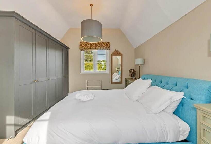 Luxury Home With Large Garden   The School House