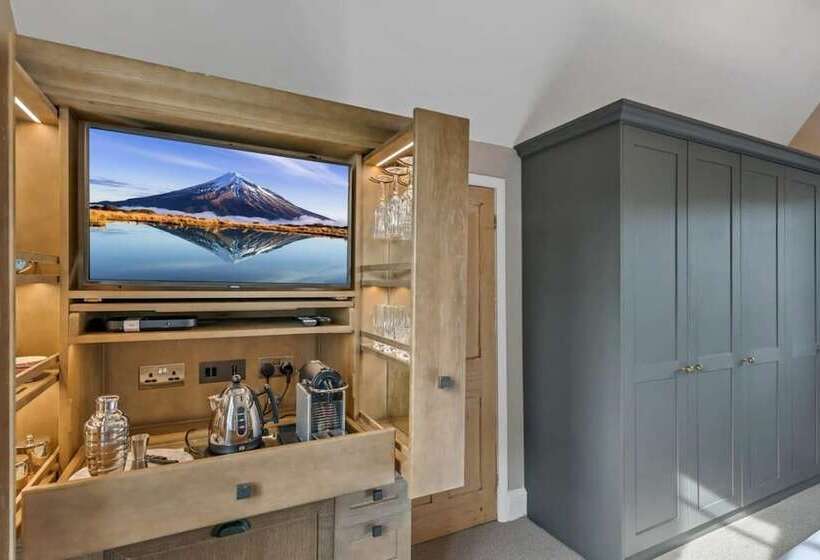 Luxury Home With Large Garden   The School House