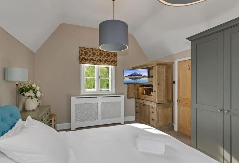 Luxury Home With Large Garden   The School House