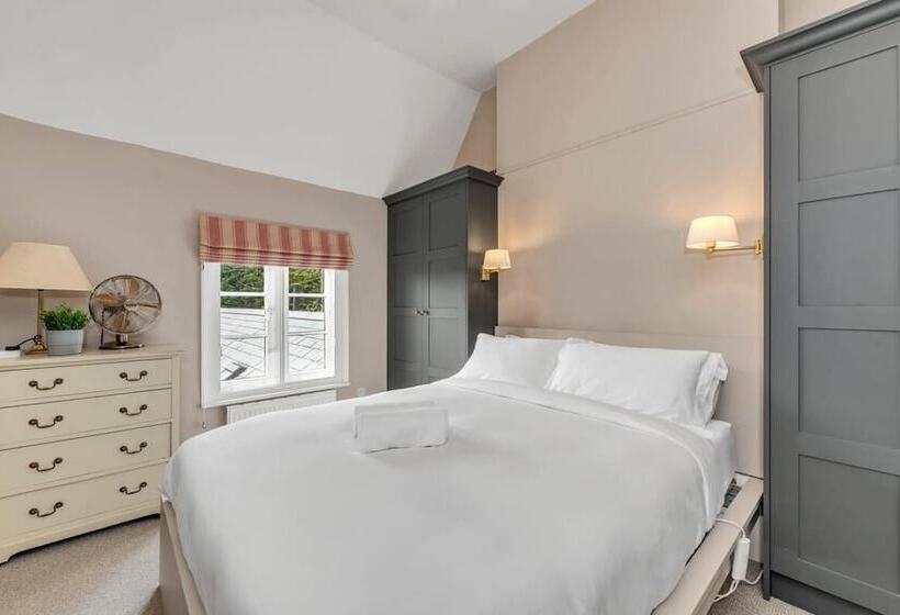 Luxury Home With Large Garden   The School House