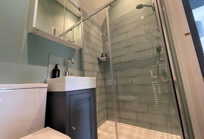 Luxury Home With Large Garden   The School House