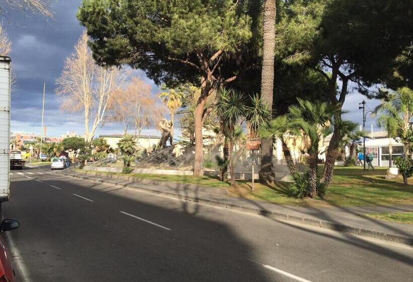 تختخواب و صبحانه Platamone Rooms