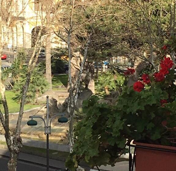 تختخواب و صبحانه Platamone Rooms