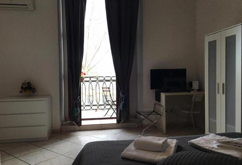 تختخواب و صبحانه Platamone Rooms