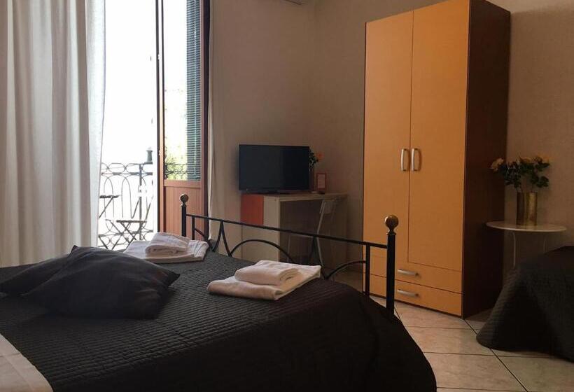 تختخواب و صبحانه Platamone Rooms