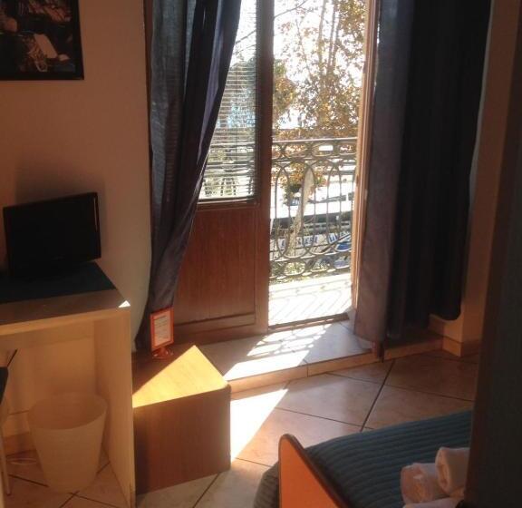 تختخواب و صبحانه Platamone Rooms