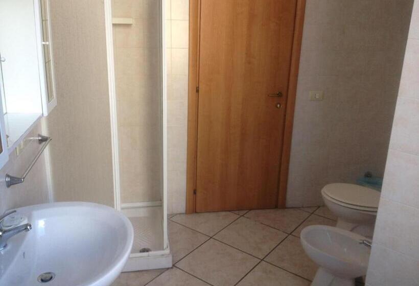 تختخواب و صبحانه Platamone Rooms