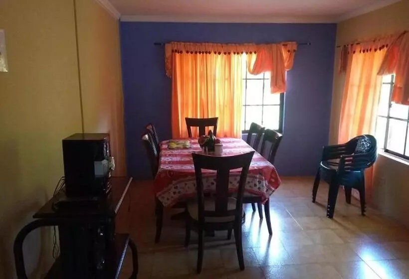 Retkeilymaja Posada Nativa Miss Casira