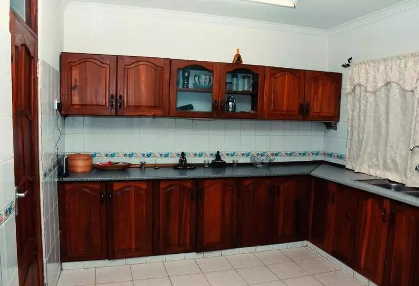 تختخواب و صبحانه Wakawaka House