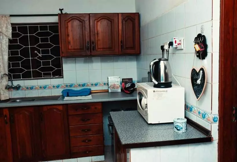 تختخواب و صبحانه Wakawaka House