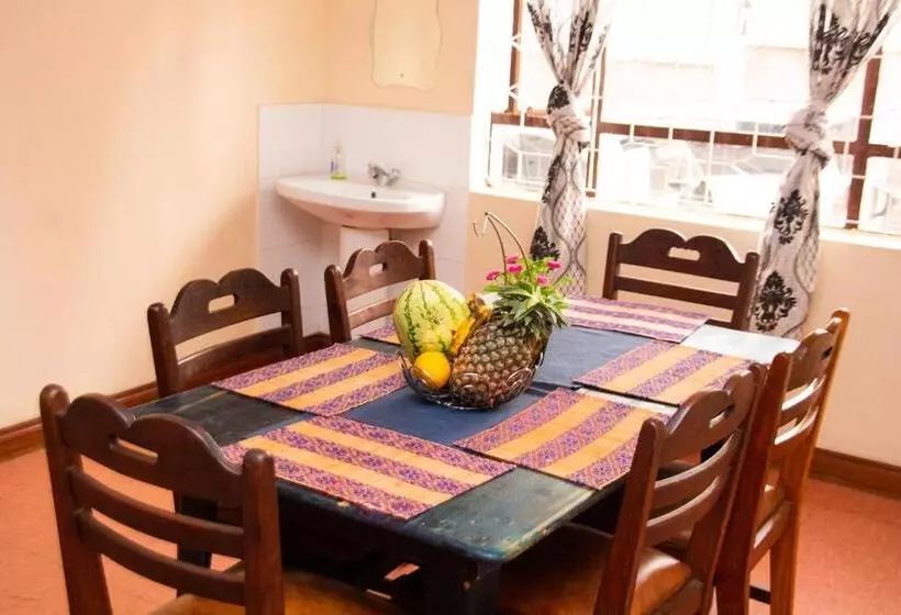 تختخواب و صبحانه Wakawaka House