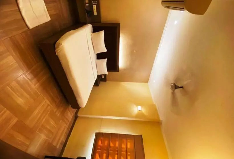 Status Business Hotel   Naveen Market