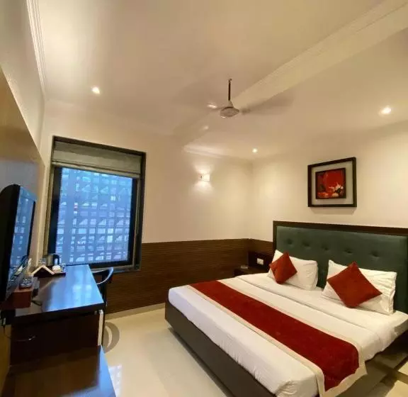 Status Business Hotel   Naveen Market