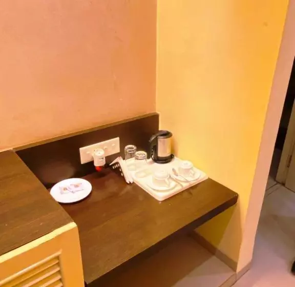 Status Business Hotel   Naveen Market