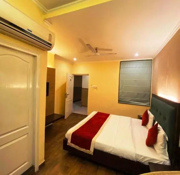 Status Business Hotel   Naveen Market