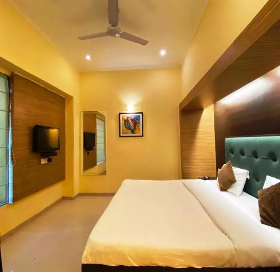 Status Business Hotel   Naveen Market