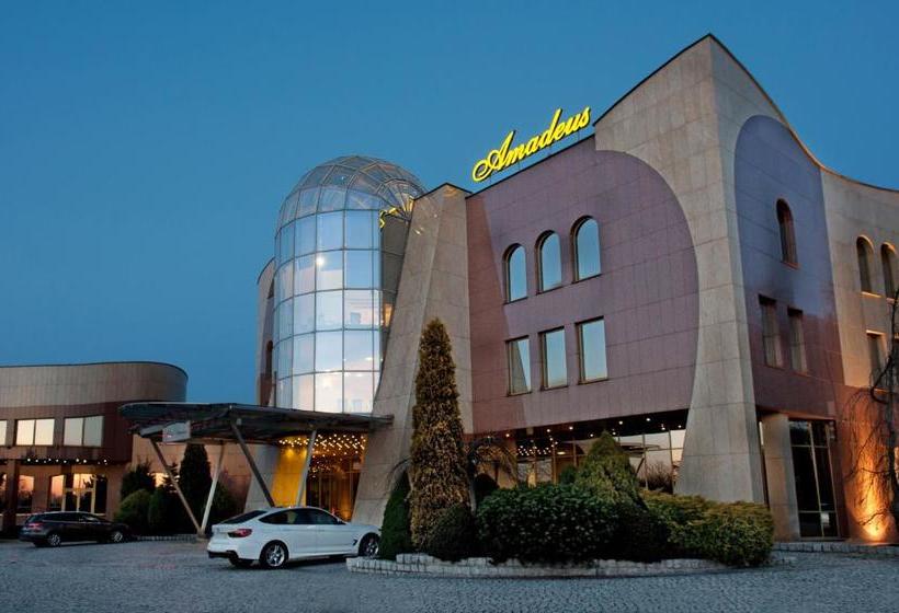 Отель Amadeus
