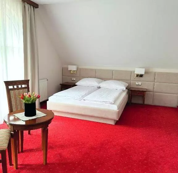 فندق Dworek Skawiński