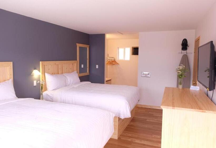 هتل Golden Village Lodge