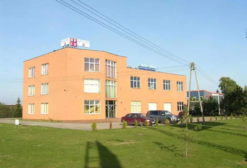 فندق Noclegi Apro