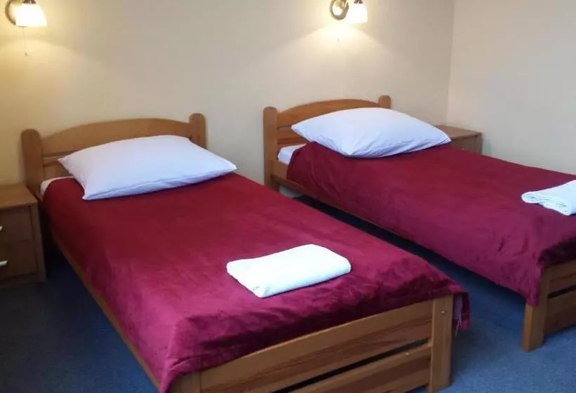 فندق Noclegi Apro